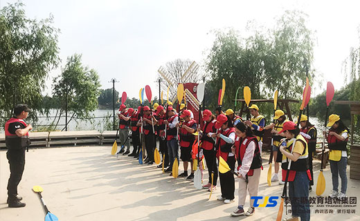 皮划艇团建 某集团郑州公司第一季团队水上拓展训练